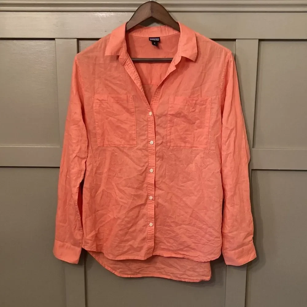 Patagonia Women's Lightweight A/C® Buttondown Shirt in Mellow Melon Size Medium